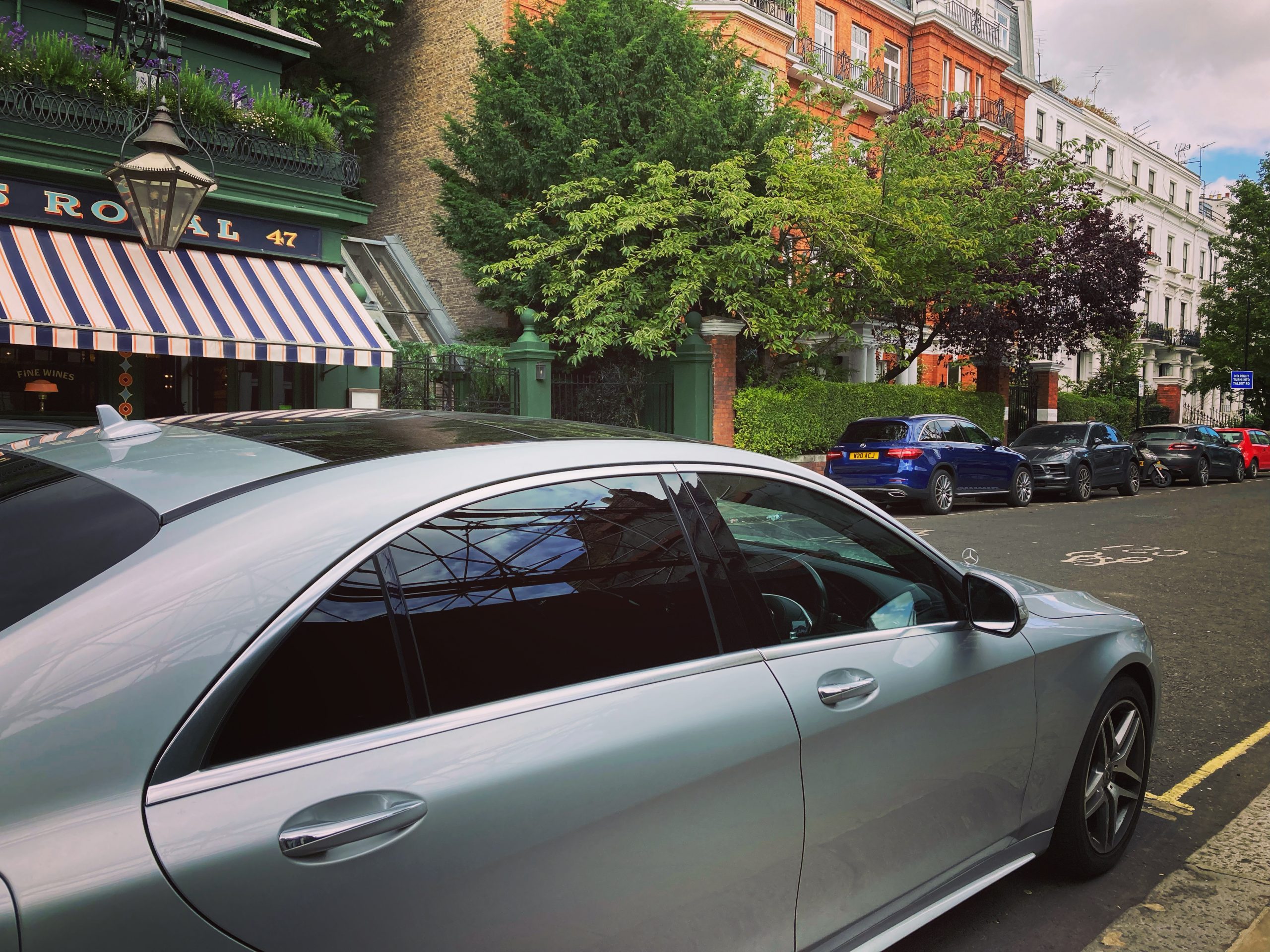 Chauffeured travel to Londons Notting Hill in Mercedes S-Class Saloon.  Book your wait and return service now at 01684 355012