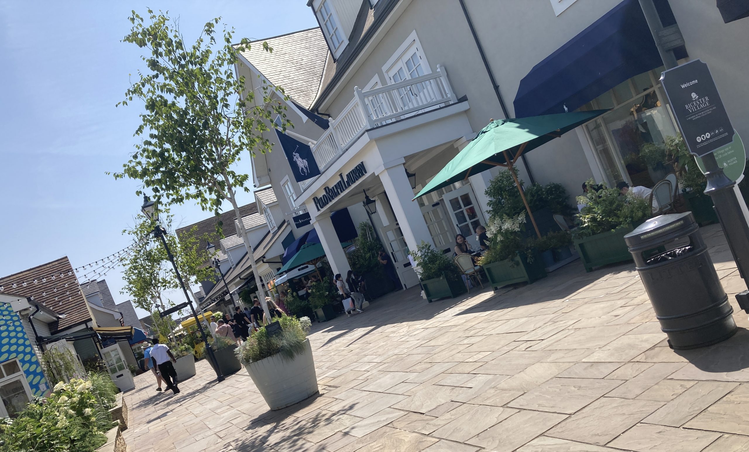 Wait and Return Chauffeured Services to Bicester Village Oxfordshire.  Book you chauffeur car now at 01684 355012